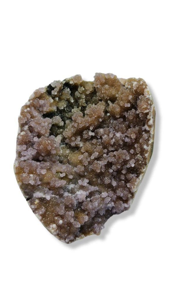Pieza redondeada con la cara cubierta de racimos botroidales en caramelo, verde oliva y lila, de brillo azucarado.
