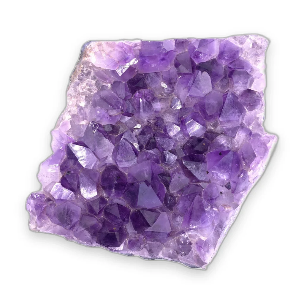 Drusa de amatista brasilera de 1.747 g con terminaciones grandes de color violeta