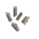 Cinco láminas de amatista de borde dorado, cada una con una franja oscura junto a la fila de cristales violetas
