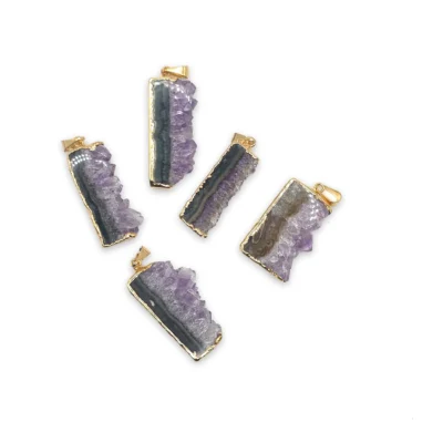 Cinco láminas de amatista de borde dorado, cada una con una franja oscura junto a la fila de cristales violetas