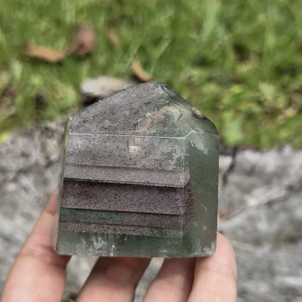 Cuarzo con clorita verde y lodolita de 223 gramos, pulido a mano, con franjas minerales internas