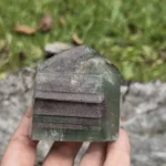 Cuarzo con clorita verde y lodolita de 223 gramos, pulido a mano, con franjas minerales internas