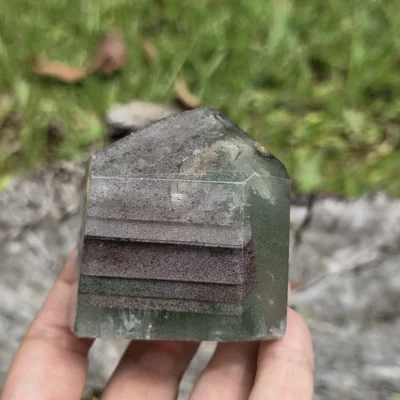 Cuarzo con clorita verde y lodolita de 223 gramos, pulido a mano, con franjas minerales internas