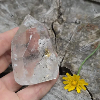 Cuarzo transparente de 146 gramos con clorita y una mancha de óxido de hierro dorado