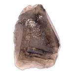 Cristal grande de cuarzo pardo translúcido con caras planas y agujas oscuras cruzándolo por dentro