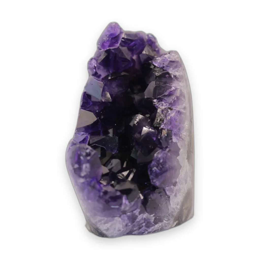 Drusa de amatista uruguaya de calidad extra, con manto de cristales de violeta intenso y cavidad abierta, sobre fondo blanco.
