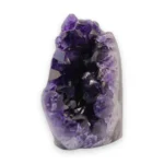 Drusa de amatista uruguaya de calidad extra, con manto de cristales de violeta intenso y cavidad abierta, sobre fondo blanco.