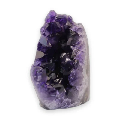 Drusa de amatista uruguaya de calidad extra, con manto de cristales de violeta intenso y cavidad abierta, sobre fondo blanco.