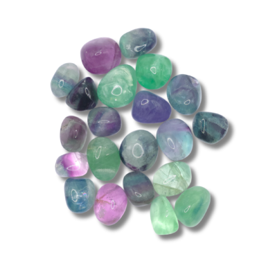 Rodados de fluorita en morado, verde, verde azulado y azul, varios con dos colores separados por una banda recta.