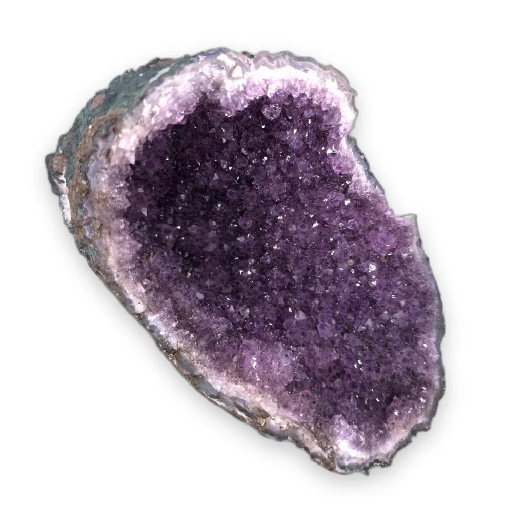 Geoda de amatista brasilera de 1.782 g con la cavidad abierta y cristal violeta menudo