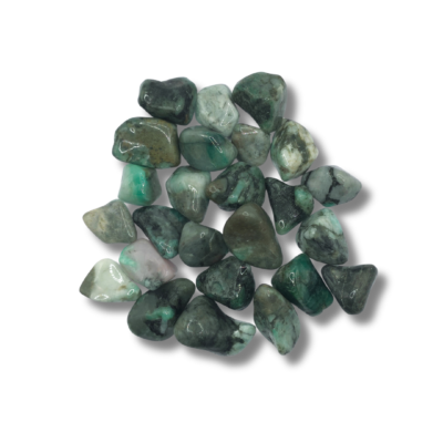 Rodados moteados de gris y blanco con parches y vetas de verde esmeralda intercalados en la roca.