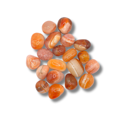 Rodados naranjas y terracotas con bandas paralelas de color crema, y algunos con una red fina de fisuras bajo el pulido.