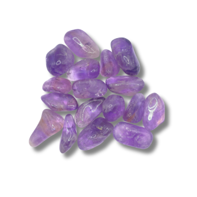 Puñado de rodados de violeta desigual, translúcidos y de superficie pulida, con zonas casi incoloras y velos blancos.
