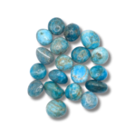Rodados azules de tonos que van del petróleo al celeste, varios con vetas y manchas pardas de la roca madre.