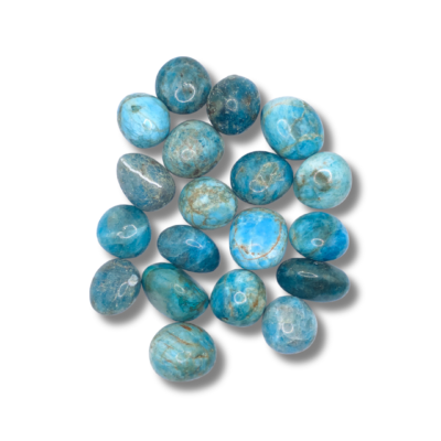 Rodados azules de tonos que van del petróleo al celeste, varios con vetas y manchas pardas de la roca madre.