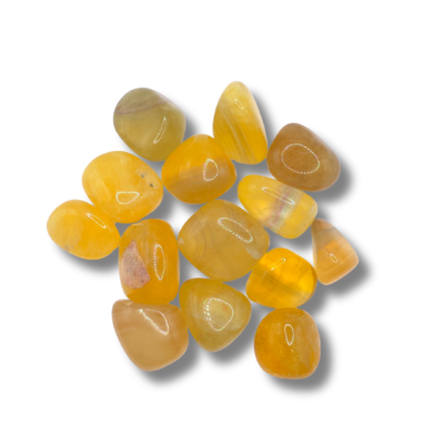 Rodados grandes de amarillo miel translúcido, con bandas más claras y alguna zona lila o verdosa.