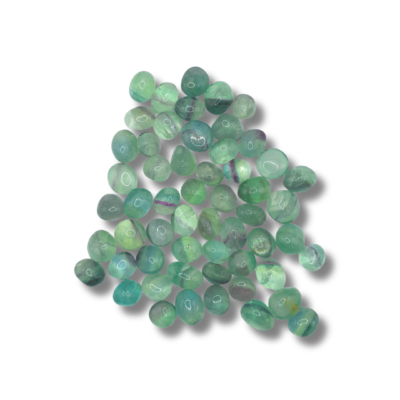 Muchos rodados pequeños y redondeados en verdes menta y mar, varios cruzados por una banda violeta recta y de borde limpio.