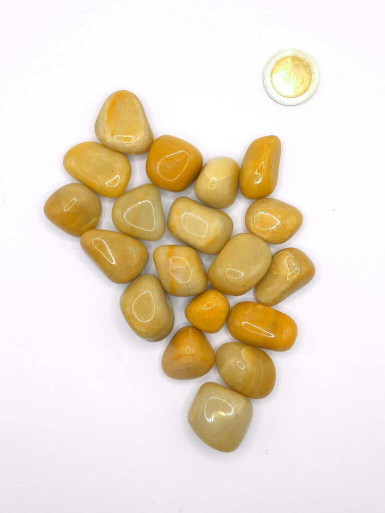 Rodados de jaspe amarillo de Brasil opacos sobre fondo claro