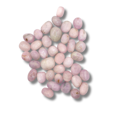 Rodados pequeños de rosa lila muy pálido, algunos casi blancos, translúcidos y con estrías finas paralelas.
