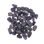 Rodados opacos de violeta oscuro y púrpura, con un brillo granulado que destella al girarlos.