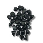 Rodados de negro puro y brillo de espejo, de superficie lisa y bordes suaves, sobre fondo blanco.