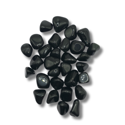 Rodados de negro puro y brillo de espejo, de superficie lisa y bordes suaves, sobre fondo blanco.