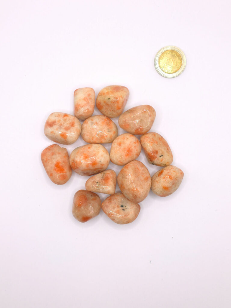 Rodados de piedra de sol anaranjada con destellos metálicos
