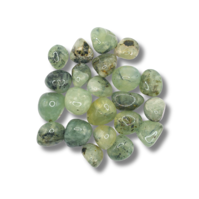 Rodados de verde pálido translúcido, con manchas y agujas negras y pardas atrapadas dentro de la piedra.