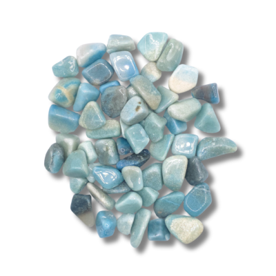 Rodados pequeños en azul pálido, gris azulado y verde agua, algunos con zonas de color crema y motas grises.