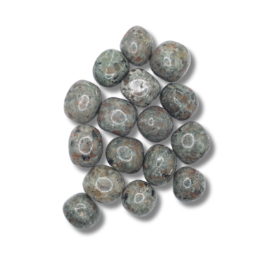 Rodados de roca gris verdosa moteada, con parches rosados anaranjados y motas negras repartidas por la superficie.