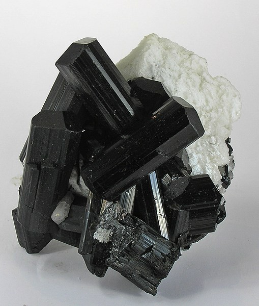 Grupo de cristales de turmalina negra sobre matriz de albita blanca, Pakistán