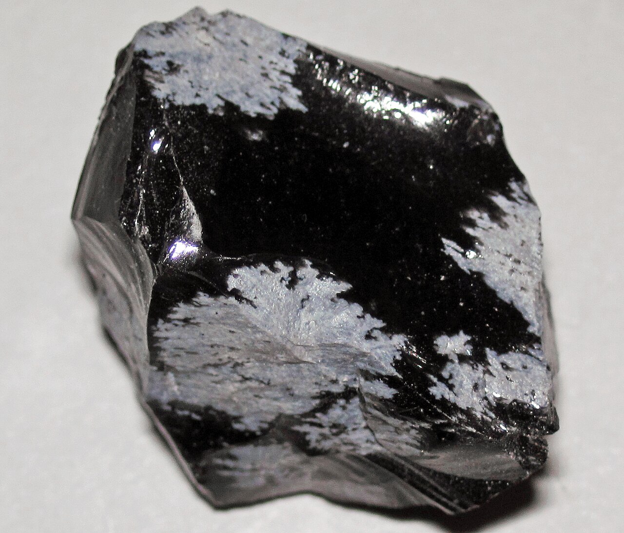 Obsidiana copo de nieve, con manchas blancas de cristobalita sobre vidrio negro